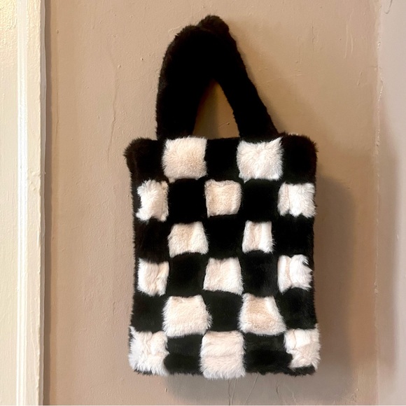 🌀🏷️🆕🎉 totw • black & white checkered fluffy tote bag - Picture 4 of 12